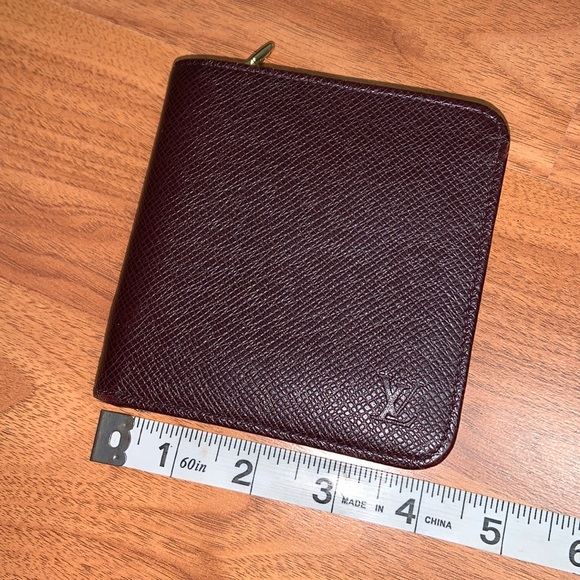 Authentic Louis Vuitton Taiga Zip Around Bifold Wallet - Picture 15 of 16